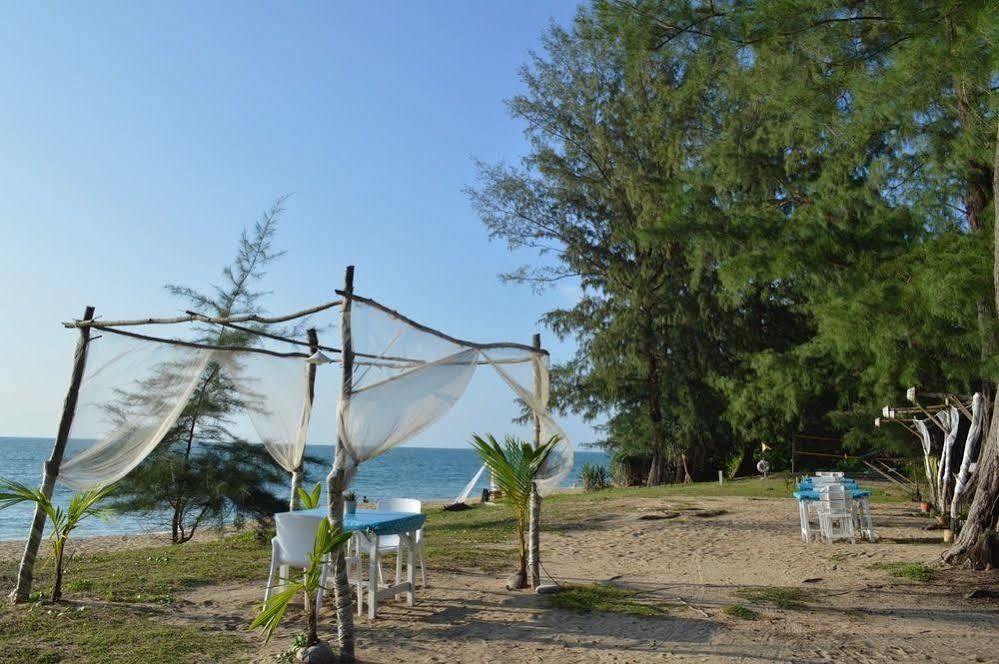 Micky Monkey Beach Hotel Phuket Maikhao Thailand Mai Khao Bagian luar foto