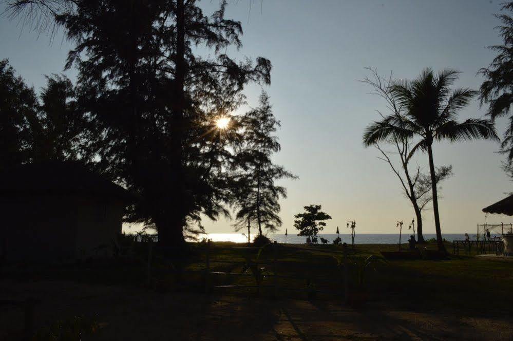 Micky Monkey Beach Hotel Phuket Maikhao Thailand Mai Khao Bagian luar foto